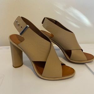 BCBGMAXAZRIA TAN/NUDE CRISSCROSSED SANDAL